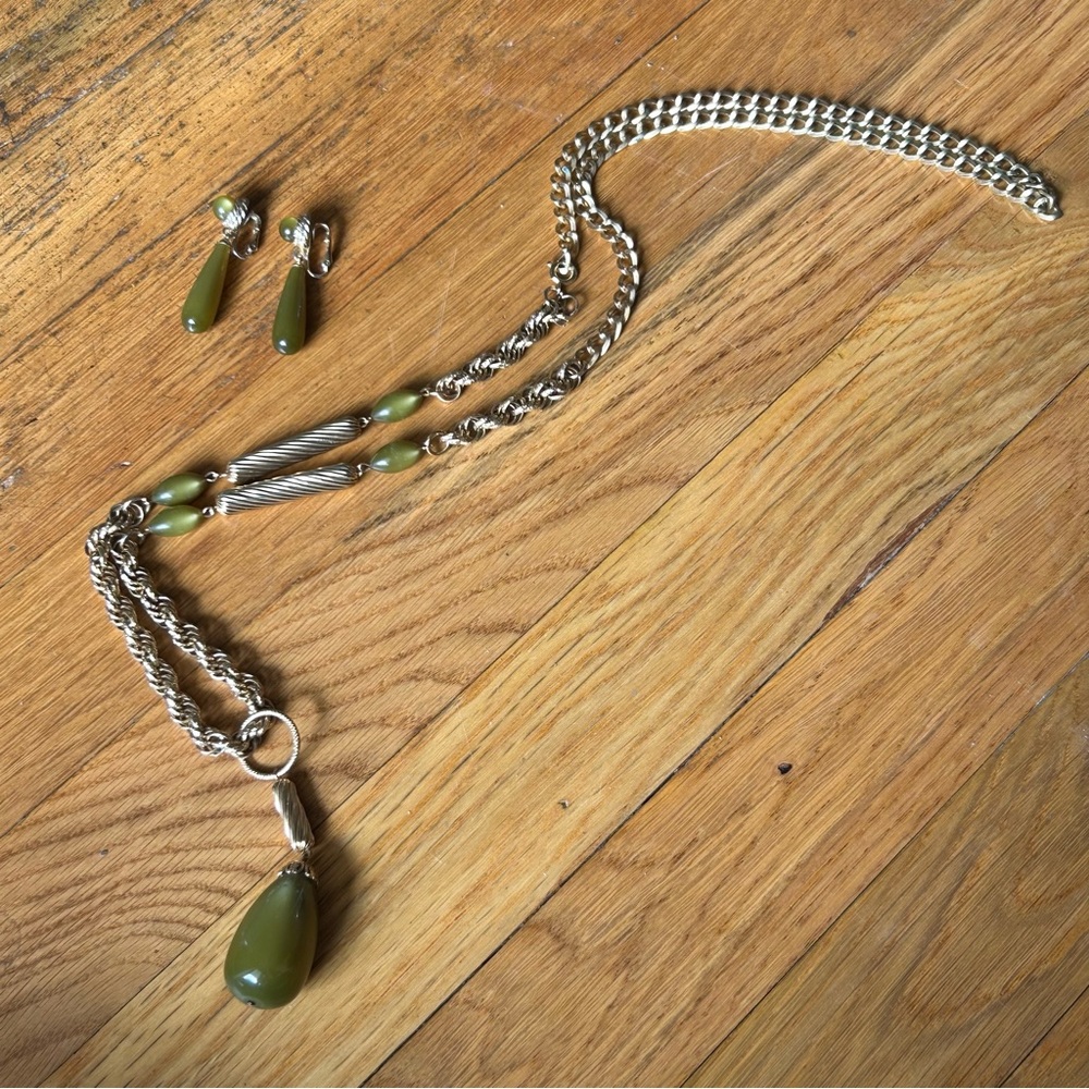 Vintage Gold-tone and Green Teardrop Necklace and Earring Set